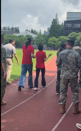 陈芋汐同济大学报到，被老师拉着在操场打招呼，保送运动训练专业-图7