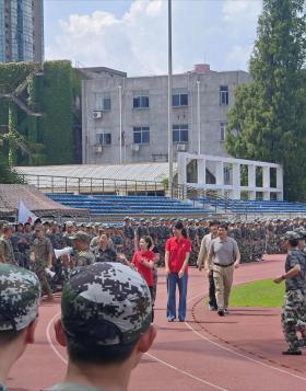 陈芋汐同济大学报到，被老师拉着在操场打招呼，保送运动训练专业-图15