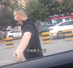 太狂了！陕西游客路边停车，遭陌生男子言语辱骂抢眼镜，甩地上！-图11