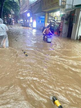 广州普降暴雨致“水浸街”，番禺区有店铺积水近一米深