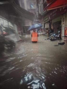 广州普降暴雨致“水浸街”，番禺区有店铺积水近一米深-图2