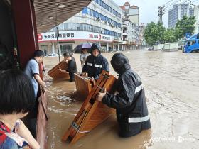 驻守易涝点、清理下水口......东莞城管坚守防汛一线-图1