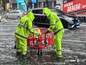 驻守易涝点、清理下水口......东莞城管坚守防汛一线-图2