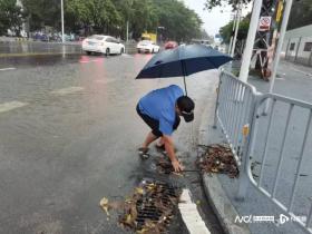 驻守易涝点、清理下水口......东莞城管坚守防汛一线-图5