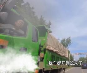 自行车手惊险避过货车，愤怒追击理论显路怒-图2