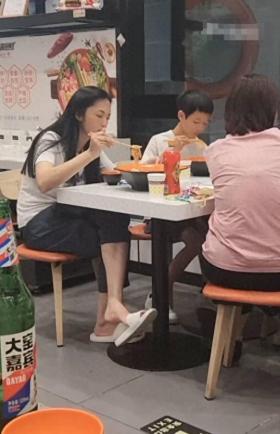 姚晨带孩子吃麻辣烫！11岁儿子遗传妈妈高瘦身材-图1