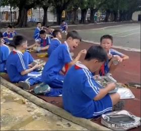 痛心！学生未订校内餐被赶到40°的教室外，晒着太阳，在操场吃饭-图2