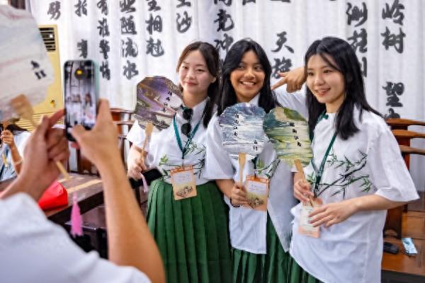 13地百贤亚洲未来领袖奖学金得主相聚上海 上海交大传递大学生跨文化交流接力棒