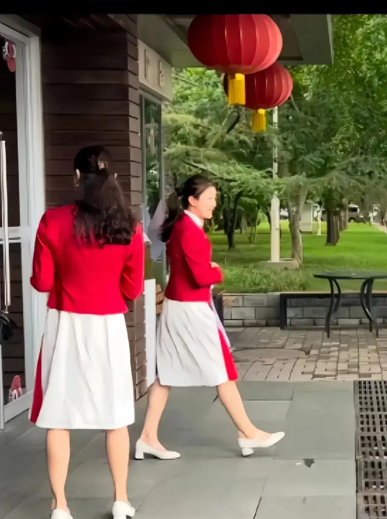 表彰大会惊喜孙颖莎高跟鞋裙子轻松驾驭，陈梦女人味惊艳全场-图4